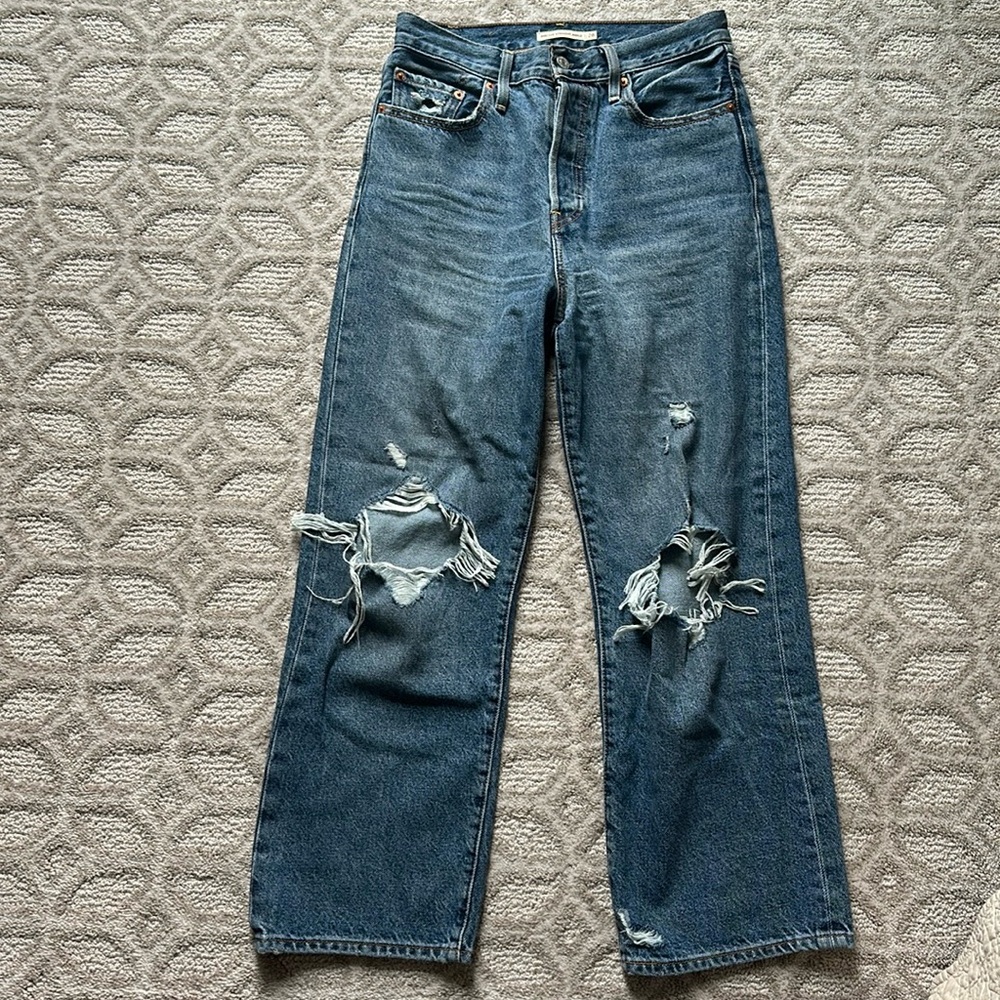 Women’s Levi’s rib cage straight ankle ripped jeans a size 28
